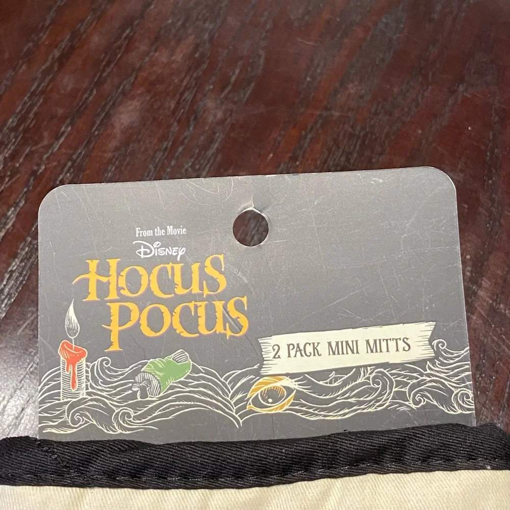 NWT Disney Hocus‎ Pocus Gather Round Sisters!    2 Pack Mitt Oven Set
